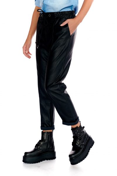 Pantaloni negri casual din piele ecologica cu elastic si siret in talie Pantaloni negri casual din piele ecologica cu elastic si siret in talie